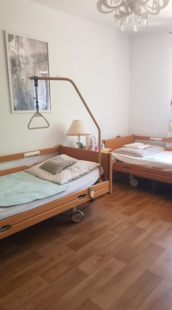Łóżko z wysięgnikiem Villa Peonia
